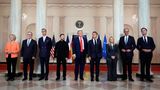 US-Präsident Donald Trump (M.) hatte diese Gäste geladen (v.l.n.r.): Ursula von der Leyen, Präsidentin der Europäischen Kommission, Keir Starmer, Premierminister von Großbritannien, Alexander Stubb, Präsident von Finnland, Wolodymyr Selenskyj, Präsident der Ukraine, sowie Emmanuel Macron, Präsident von Frankreich, Giorgia Meloni, Ministerpräsidentin von Italien, Bundeskanzler Friedrich Merz (CDU) und NATO-Generalsekretär Mark Rutte