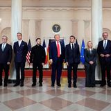 US-Präsident Donald Trump (M.) hatte diese Gäste geladen (v.l.n.r.): Ursula von der Leyen, Präsidentin der Europäischen Kommission, Keir Starmer, Premierminister von Großbritannien, Alexander Stubb, Präsident von Finnland, Wolodymyr Selenskyj, Präsident der Ukraine, sowie Emmanuel Macron, Präsident von Frankreich, Giorgia Meloni, Ministerpräsidentin von Italien, Bundeskanzler Friedrich Merz (CDU) und NATO-Generalsekretär Mark Rutte
