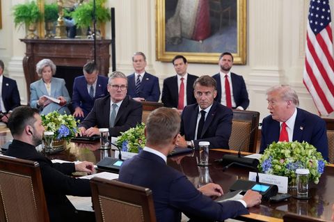 Anschließend ging es in größerer Runde weiter. Vor allem in der Frage einer Waffenruhe in der Ukraine gab von den Europäern Widerspruch zur Meinung von US-Präsident Trump (r.)
