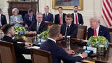 Anschließend ging es in größerer Runde weiter. Vor allem in der Frage einer Waffenruhe in der Ukraine gab von den Europäern Widerspruch zur Meinung von US-Präsident Trump (r.)
