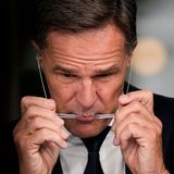 Nato-Generalsekretär Mark Rutte zieht sich vor einem Interview mit dem Sender "Fox News" seine Brille auf. Dort bezeichnete er das Treffen als sehr erfolgreich. Man habe über Sicherheitsgarantien für die Ukraine diskutiert, von dem Einsatz von Bodentruppen sei allerdings keine Rede gewesen.