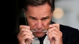 Nato-Generalsekretär Mark Rutte zieht sich vor einem Interview mit dem Sender "Fox News" seine Brille auf. Dort bezeichnete er das Treffen als sehr erfolgreich. Man habe über Sicherheitsgarantien für die Ukraine diskutiert, von dem Einsatz von Bodentruppen sei allerdings keine Rede gewesen.