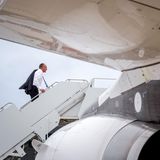 Bereit zum Abflug:  Bundeskanzler Merz steigt nach den Gesprächen in den Flieger zurück nach Deutschland. Die außen- und sicherheitspolitischen Berater der europäischen Verbündeten sollen nun zusammen mit den USA mögliche Sicherheitsgarantien für die Ukraine ausarbeiten. Dies solle "sehr zeitnah" geschehen, hieß es aus deutschen Regierungskreisen.