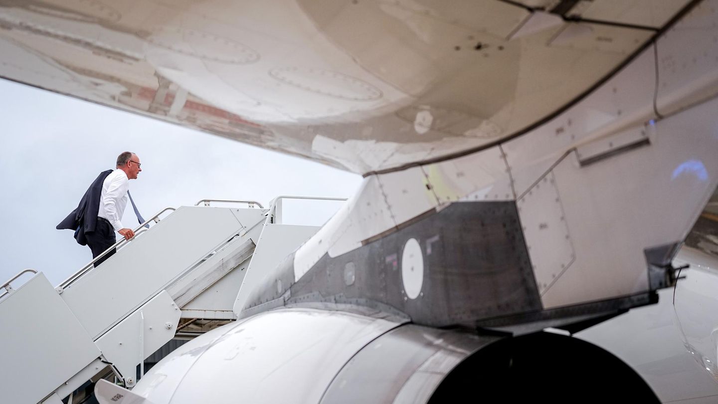 Ukraine-Gipfel: Bereit zum Abflug: Bundeskanzler Merz steigt nach den Gesprächen in den Flieger zurück nach Deutschland. Die außen- und sicherheitspolitischen Berater der europäischen Verbündeten sollen nun zusammen mit den USA mögliche Sicherheitsgarantien für die Ukraine ausarbeiten. Dies solle "sehr zeitnah" geschehen, hieß es aus deutschen Regierungskreisen. Bereit zum Abflug: Bundeskanzler Merz steigt nach den Gesprächen in den Flieger zurück nach Deutschland. Die außen- und sicherheitspolitischen Berater der europäischen Verbündeten sollen nun zusammen mit den USA mögliche Sicherheitsgarantien für die Ukraine ausarbeiten. Dies solle "sehr zeitnah" geschehen, hieß es aus deutschen Regierungskreisen.