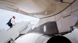 Bereit zum Abflug:  Bundeskanzler Merz steigt nach den Gesprächen in den Flieger zurück nach Deutschland. Die außen- und sicherheitspolitischen Berater der europäischen Verbündeten sollen nun zusammen mit den USA mögliche Sicherheitsgarantien für die Ukraine ausarbeiten. Dies solle "sehr zeitnah" geschehen, hieß es aus deutschen Regierungskreisen.