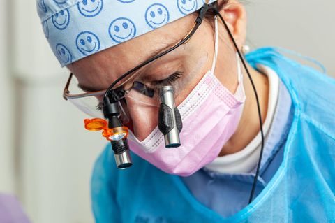 Eine Zahnärztin bei der Arbeit: Die Finanzlage in der Krankenversicherung ist angespannt