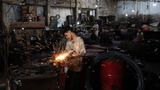 Narayanganj, Bangladesch. Was in Deutschland undenkbar wäre, ist hier Alltag: In dieser Metallfabrik in Bangladesch arbeiten Minderjährige – mit schweren und gefährlichen Maschinen ohne Sicherheitsvorkehrungen. Sie stellen Muttern für Schrauben her, die auch nach Europa exportiert werden