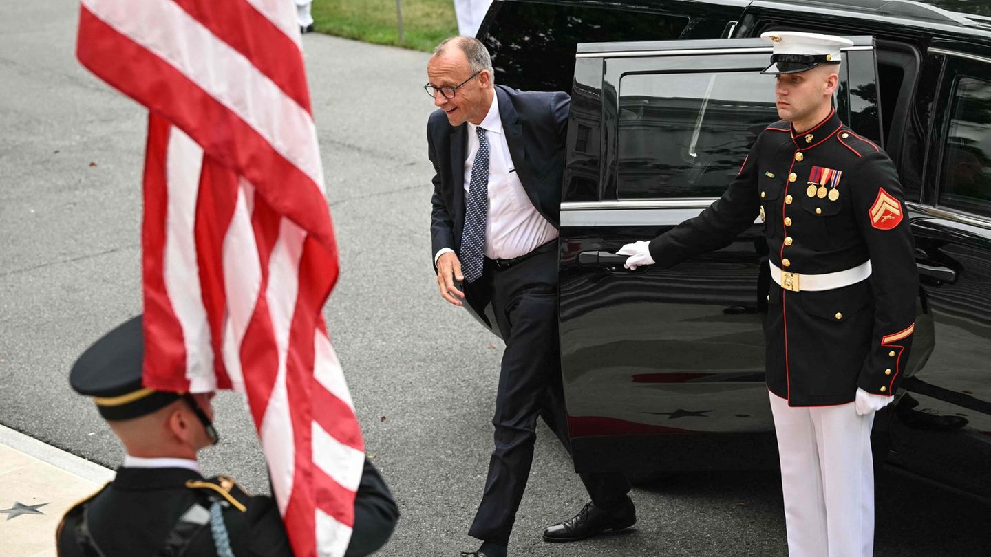 Friedrich Merz steigt aus einem Auto aus, im Vordergrund sind Soldaten und eine amerikanische Flagge zu sehen