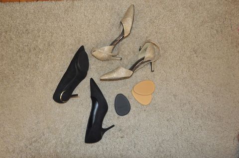 Hohe Schuhe liegen mit Aerostiletto aus DHDL auf dem Boden