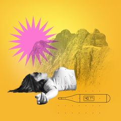 Wandern im Gebirge: Eine Frau liegt auf dem Boden