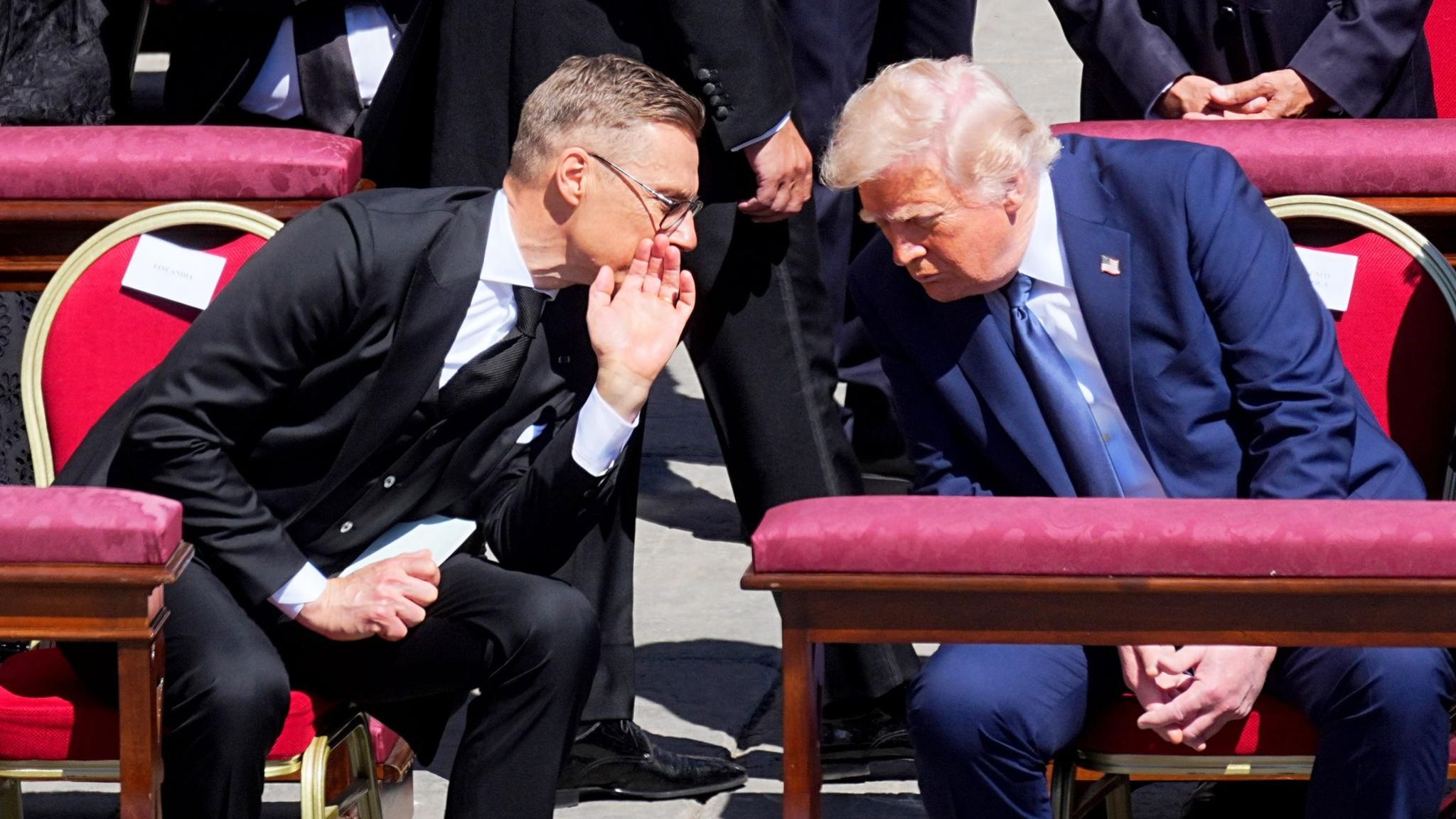 Finnlands Präsident Alexander Stubb mit Donald Trump bei Beerdigung von Papst Franziskus