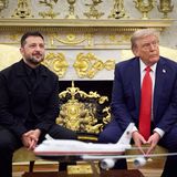 Neuer Anlauf: Für seinen zweiten Besuch im Weißen Haus wählte Wolodymyr Selenskyj ein schwarzes Sakko mit farblich passender Hose. Trump schüttelte ihm bei der Begrüßung die Hand und äußerte sich wohlwollend zu seinem Zweiteiler. "Der beste, den ich hatte", konterte Selenskyj. Jedoch kam sein Anzug nicht überall gut an. Manche unterstellten Selenskyj, vor Trump eingeknickt zu sein. Sein abgelegter Militär-Look sei ein Symbol dafür