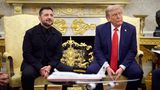 Neuer Anlauf: Für seinen zweiten Besuch im Weißen Haus wählte Wolodymyr Selenskyj ein schwarzes Sakko mit farblich passender Hose. Trump schüttelte ihm bei der Begrüßung die Hand und äußerte sich wohlwollend zu seinem Zweiteiler. "Der beste, den ich hatte", konterte Selenskyj. Jedoch kam sein Anzug nicht überall gut an. Manche unterstellten Selenskyj, vor Trump eingeknickt zu sein. Sein abgelegter Militär-Look sei ein Symbol dafür