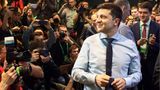 Mit Hemd, Krawatte und Gewinnerlächeln: Während des Wahlkampfs 2019 zeigte sich der ehemalige Schauspieler Wolodymyr Selenskyj im Anzug – der typischen Politiker-Uniform