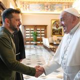 Selenskyj schüttelt Papst Franziskus die Hand