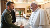 Selenskyj schüttelt Papst Franziskus die Hand