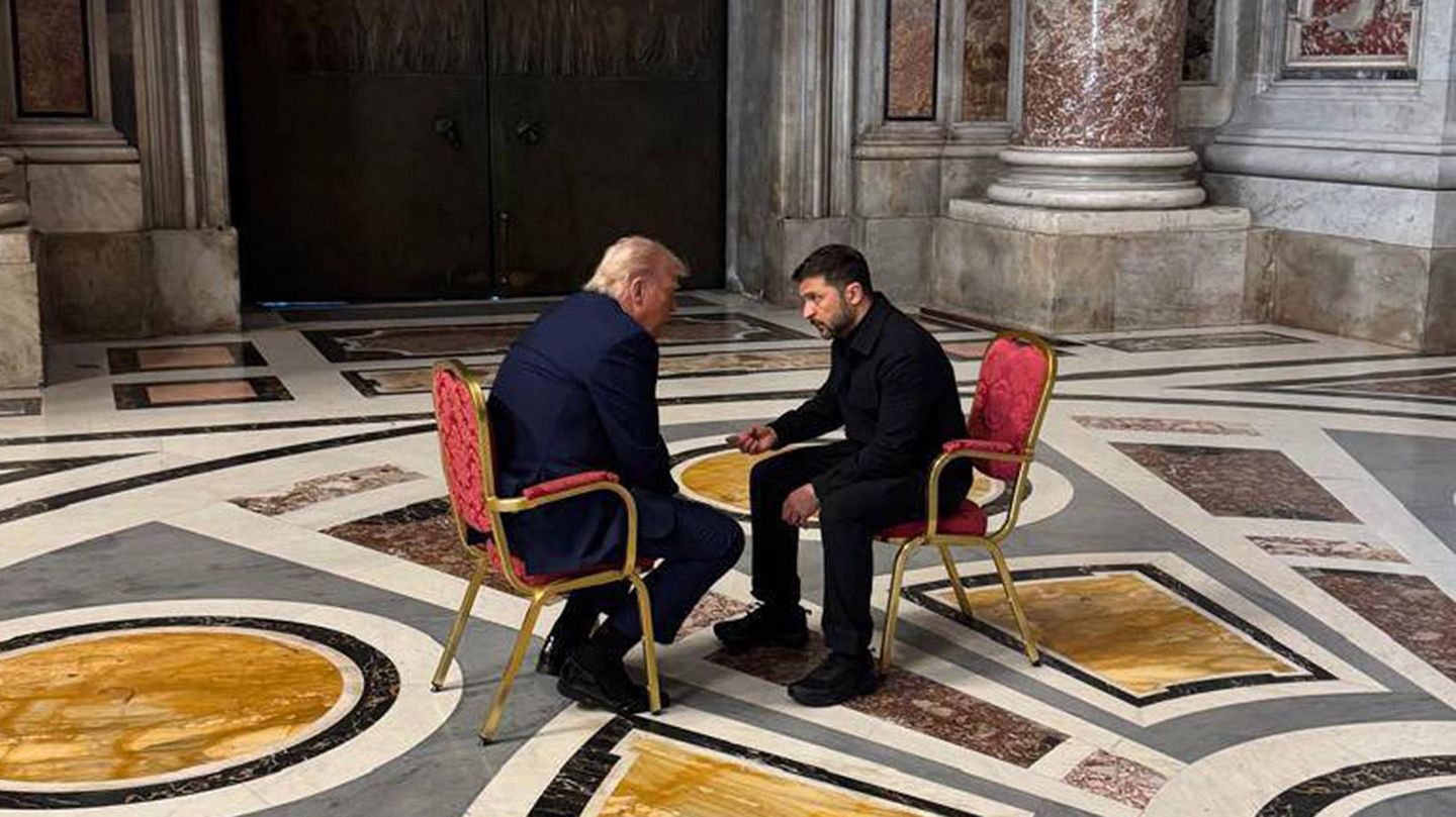 Trump und Selenskyj im Vatikan auf zwei Stühlen sitzend