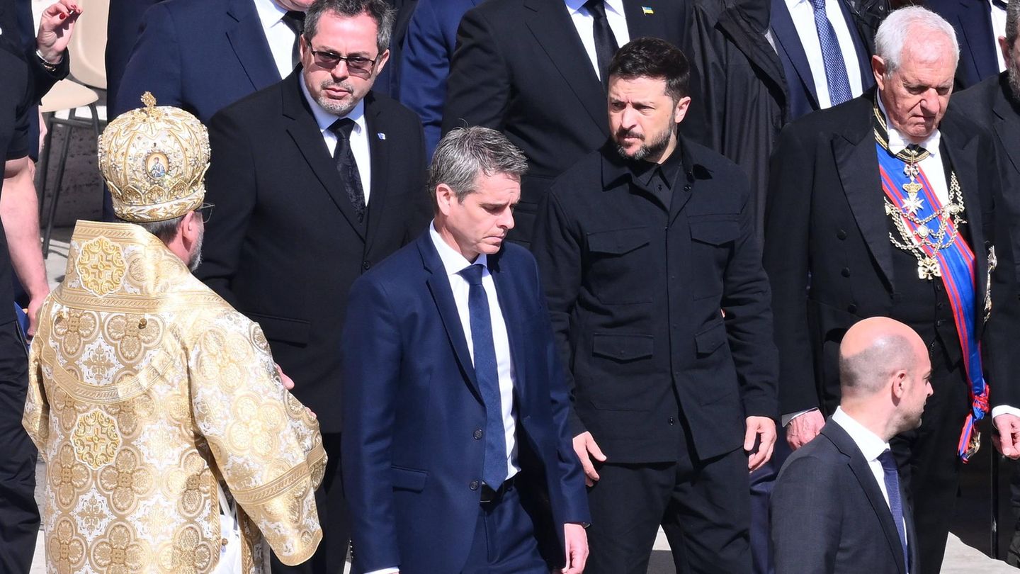 Selensky im schwarzen Anzug bei der Beerdigung von Papst Franziskus Selensky im schwarzen Anzug bei der Beerdigung von Papst Franziskus
