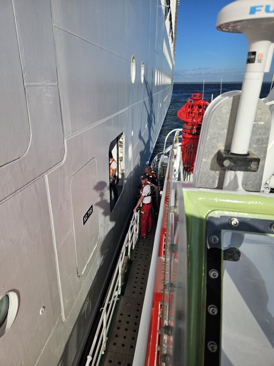 Die Seenotretter übernahmen mit dem Rettungskreuzer "Bremen" den schwer erkrankten Mann vom Kreuzfahrtschiff "MSC Poesia"