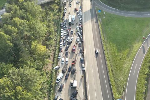 Drohnenaufnahmen zeigen einen langen Stau auf der Autobahn.