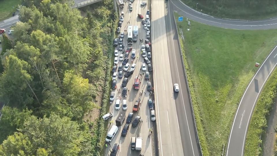 Drohnenaufnahmen zeigen einen langen Stau auf der Autobahn.