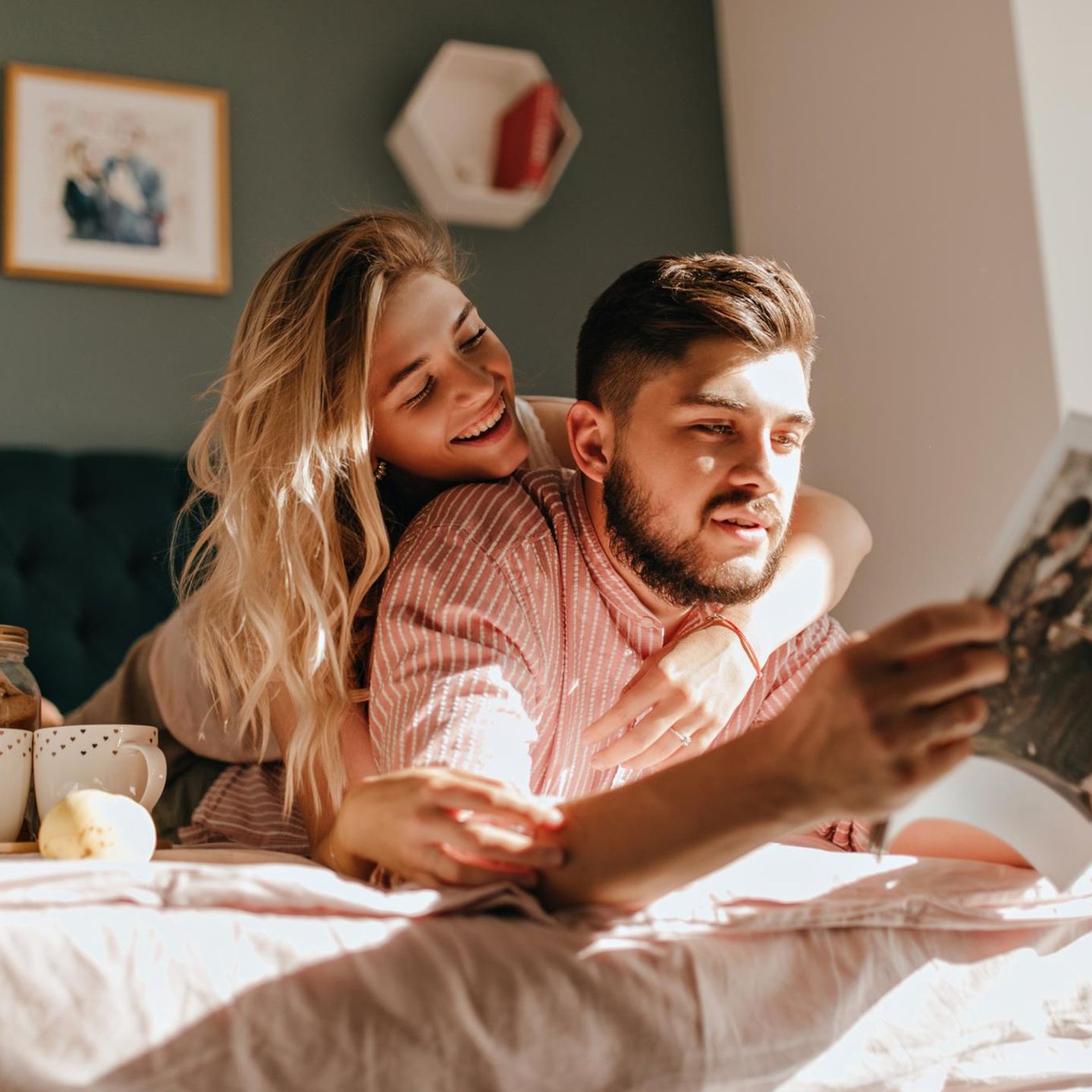 Wer neugierig bleibt und die richtigen Fragen stellt, der kann die Verliebtheit in einer Beziehung lange aufrecht erhalten (Symbolbild)