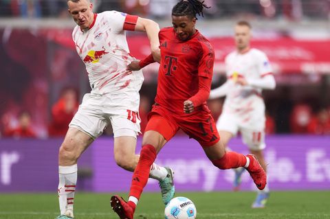 Michael Olise vom FC Bayern (r.) und Lukas Klostermann von RB Leipzig bei ihrem letzten Aufeinandertreffen im Mai