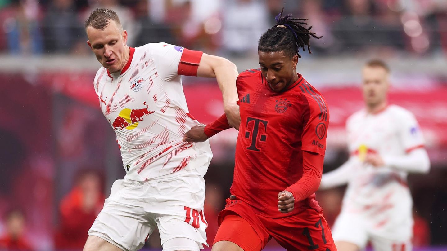 Michael Olise vom FC Bayern (r.) und Lukas Klostermann von RB Leipzig bei ihrem letzten Aufeinandertreffen im Mai