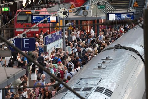 Volle Gleise und ein Zug: Bahnreisende stehen an den Bahnsteigen im Hamburger Hauptbahnhof