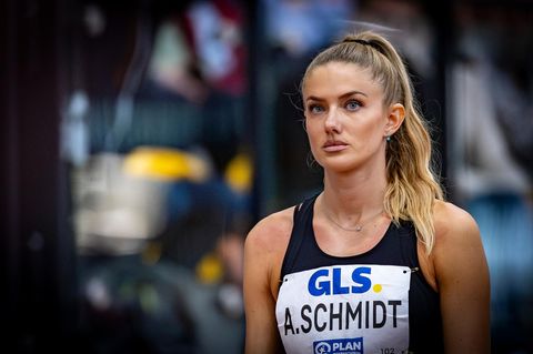 Sprinterin Alica Schmidt steht an der Startziele vor einem Rennen