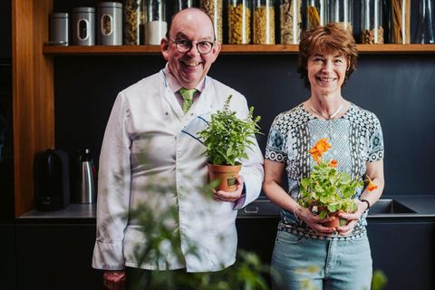 Franz Kafkas Küche: Denis Scheck und Eva Gritzmann in der Küche