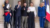 ... ebenso erschien er in olivgrüner Militärhose bei einem Staatsbesuch in Frankreich. Ein Look, der sofort ins Auge stach neben dem edlen Anzug von Emmanuel Macron, sowie den eleganten Hosen-Ensembles von Brigitte Macron und Selenskyjs Ehefrau Olena Selenka (rechts außen)