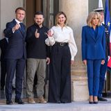 ... ebenso erschien er in olivgrüner Militärhose bei einem Staatsbesuch in Frankreich. Ein Look, der sofort ins Auge stach neben dem edlen Anzug von Emmanuel Macron, sowie den eleganten Hosen-Ensembles von Brigitte Macron und Selenskyjs Ehefrau Olena Selenka (rechts außen)