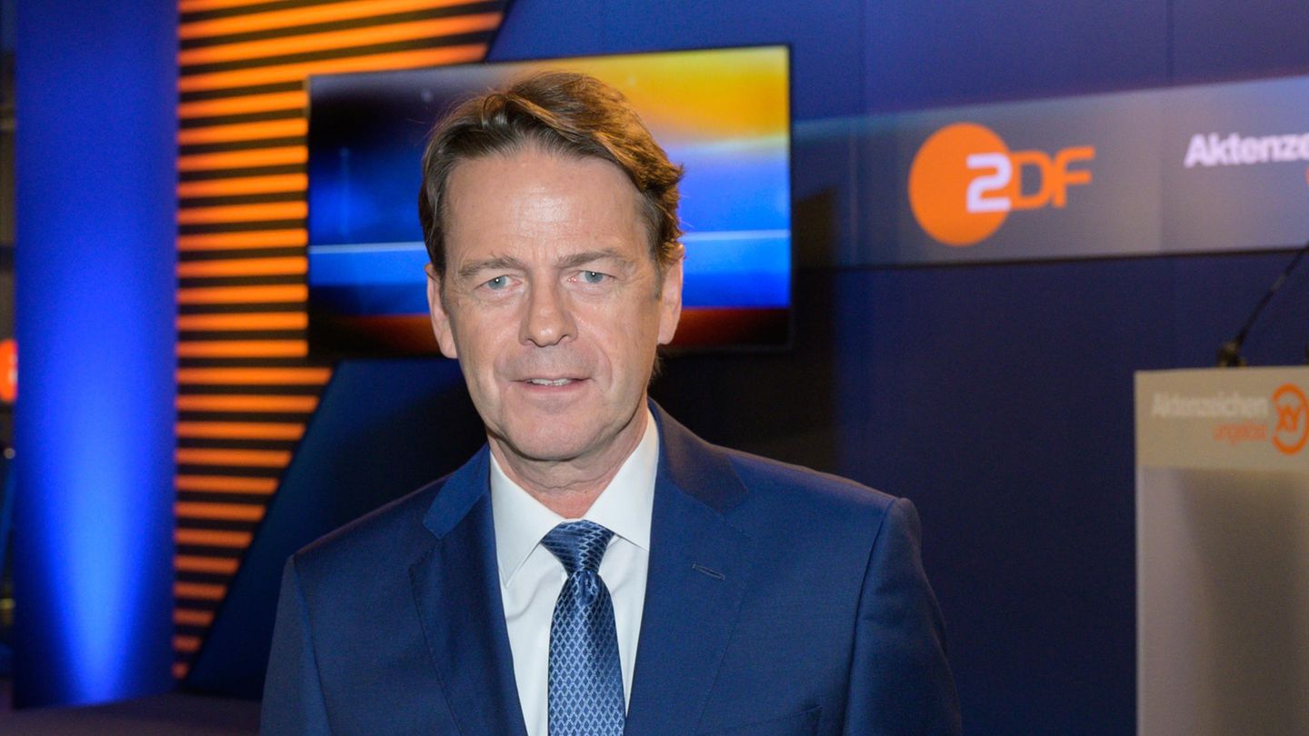 Rudi Cerne im Studio von "Aktenzeichen XY"