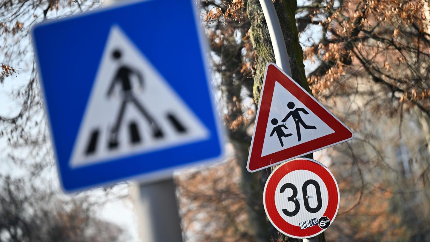 Ein Schild weist auf eine 30er-Zone und Kinder in Berlin hin (Symbolbild)