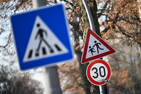 Ein Schild weist auf eine 30er-Zone und Kinder in Berlin hin (Symbolbild)