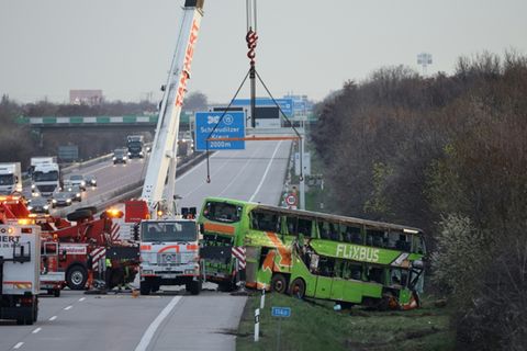 Bergung des verunglückten Busses im März 2024