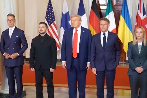 Die Staatschefs stehen vor den Flaggen nebeneinander und stellen sich der Presse.