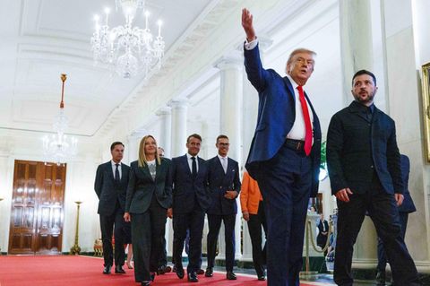 Donald Trump führt Ukraines Präsident Wolodymyr Selenskyj durchs Weiße Haus
