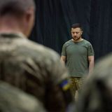 Ich bin einer von euch: Mit seinem Armeelook unterstreicht der ukrainische Präsident die Botschaft, an der Seite seines Volkes zu stehen. Zwar gilt Selenskyj nicht als Modefan, doch nutzt er die optische Symbolkraft seiner Kleidung