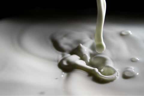 Nahaufnahme: Milch wird eingeschenkt