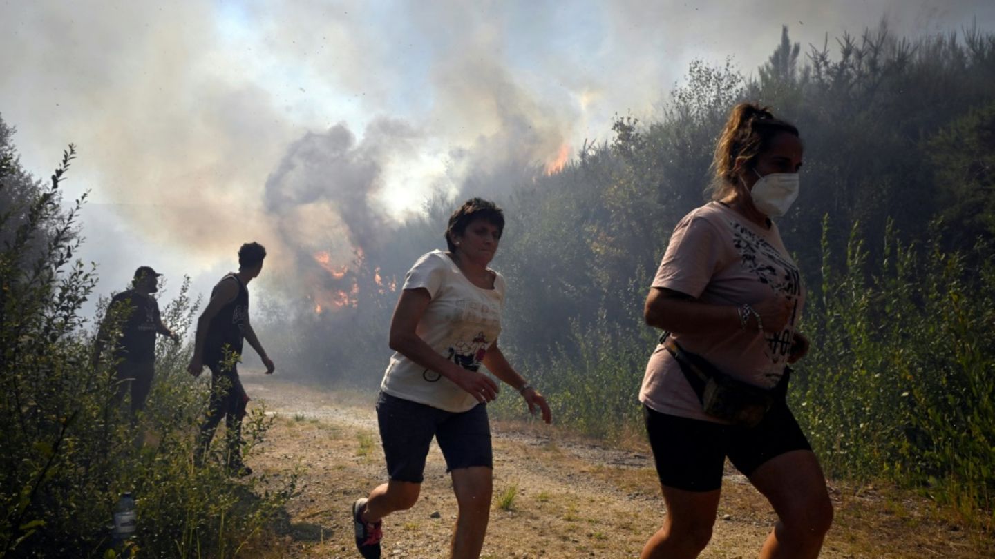 Menschen in Spanien flüchten vor Waldbränden