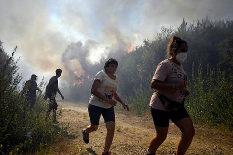 Menschen in Spanien flüchten vor Waldbränden