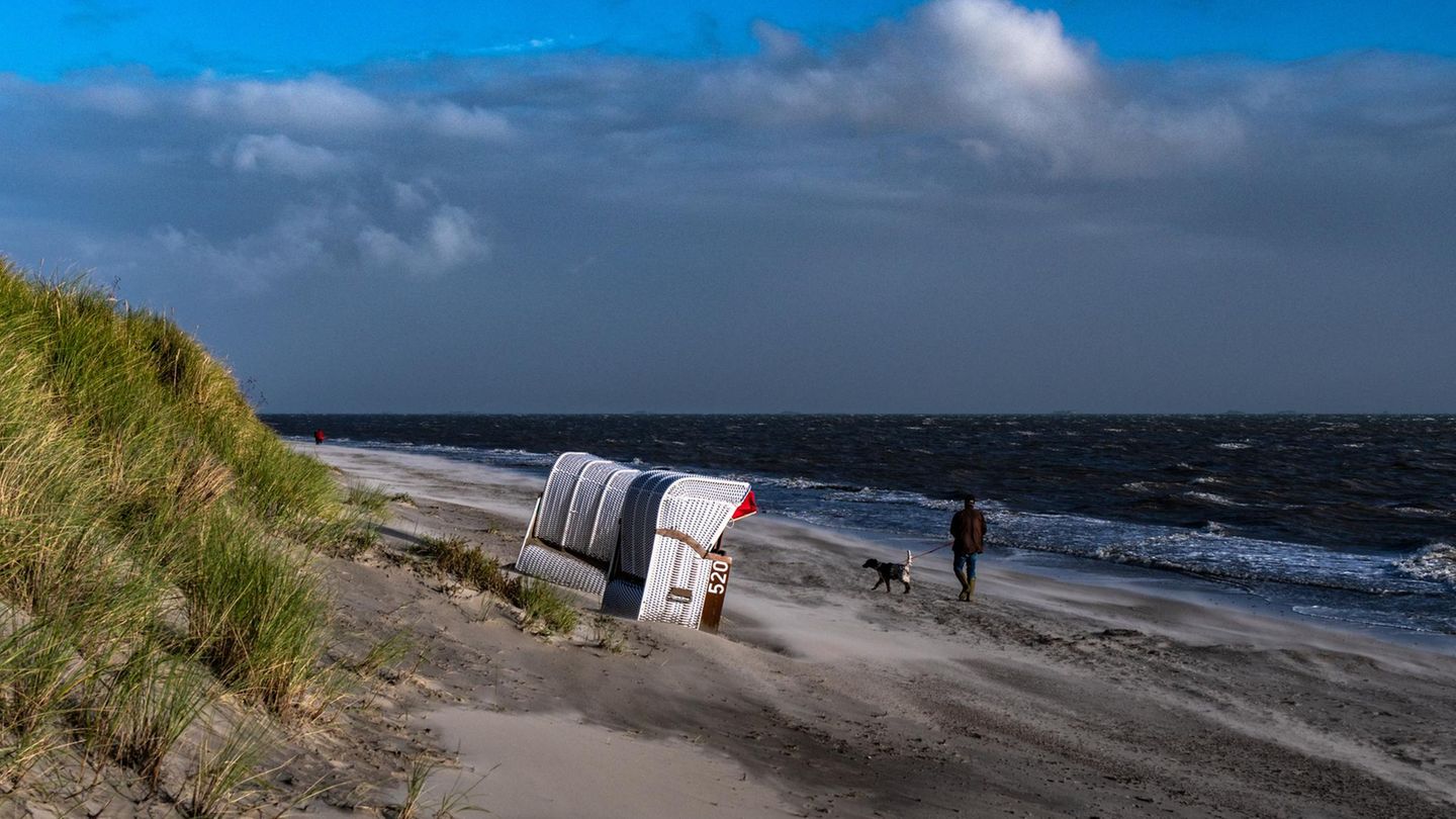 stürmisches Wetter am Stand auf Föhr