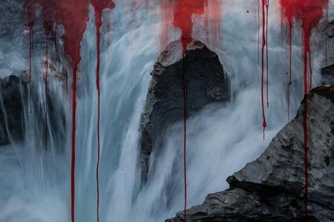Montage zeigt einen reißenden Wasserfall mit darüberliegenden Spuren von roter Farbe