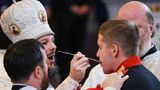 Moskau, Russland. Ein Mann empfängt die Kommunion während einer Liturgie in der Kathedrale Christi des Erlösers anlässlich des christlichen Festes der Verklärung (Apfel-Fest des Erlösers). Es erinnert an das Ereignis, bei dem Jesus seinen Jüngern Petrus, Jakobus und Johannes auf dem Berg Tabor seine göttliche Natur offenbarte. Dieses Fest fällt mit dem ostslawischen Volksfest zusammen, bei dem die ersten Früchte der Apfelernte gesegnet werden, daher der Name "Apfel-Fest".