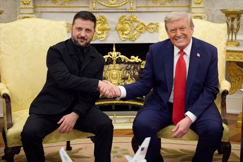 Ukraines Präsident Wolodymyr Selenskyj schüttelt US-Präsident Donald Trump die Hand