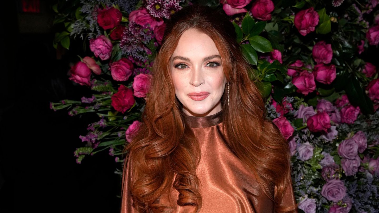 Lindsay Lohan posiert vor Rosen