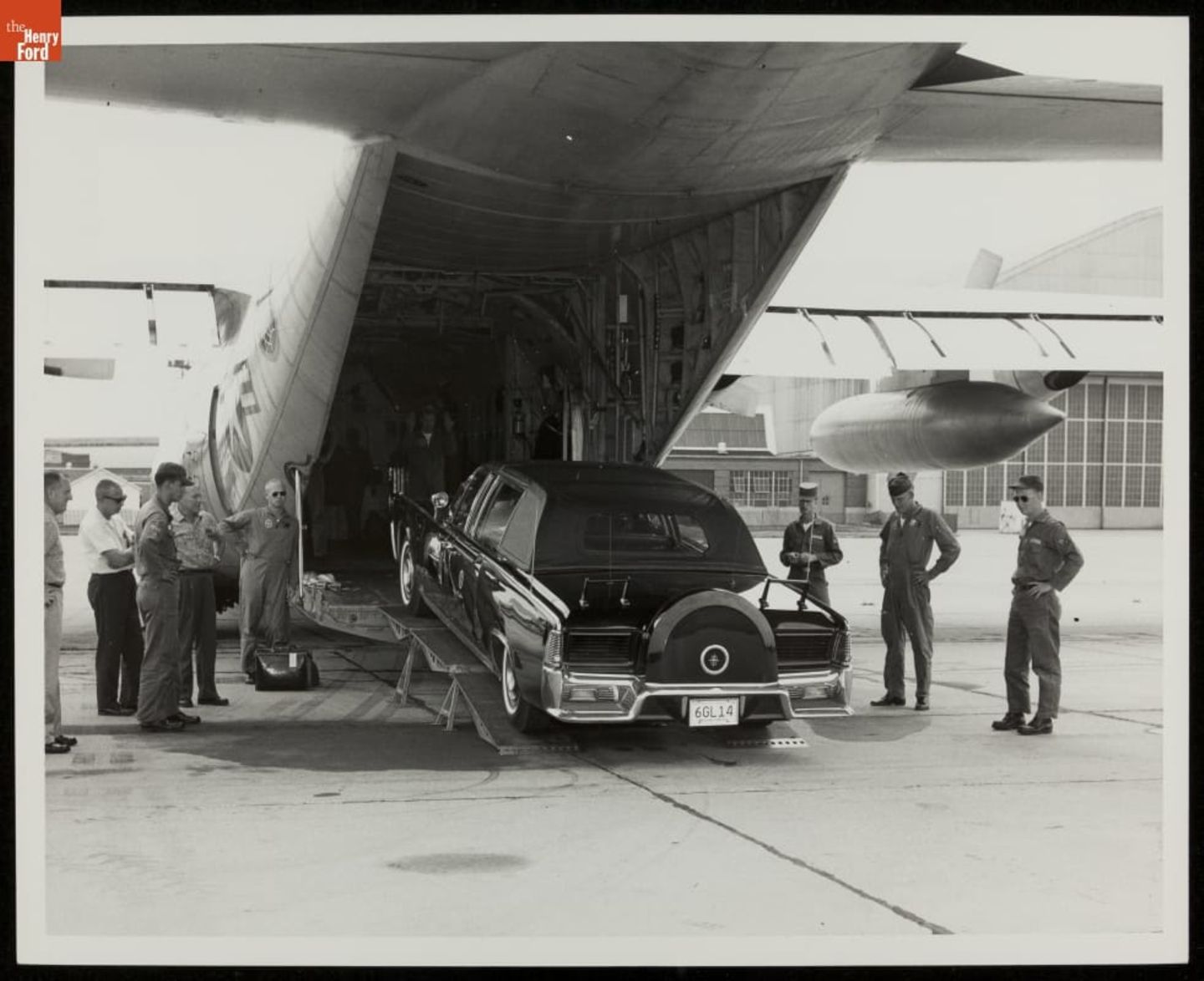 Autos fliegen um die Welt Ab den 1960er Jahren flogen US-Präsidenten nicht mehr ohne ihre Dienstwagen ins Ausland