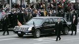 2005 rollt der frisch eingeführte Präsident George W. Bush in einem neuen DTS Cadillac durch die Straßen von Washington